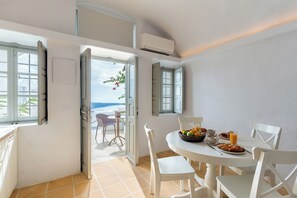 Traditional Suite with Caldera View | 1 chambre, coffres-forts dans les chambres, chambres insonorisées