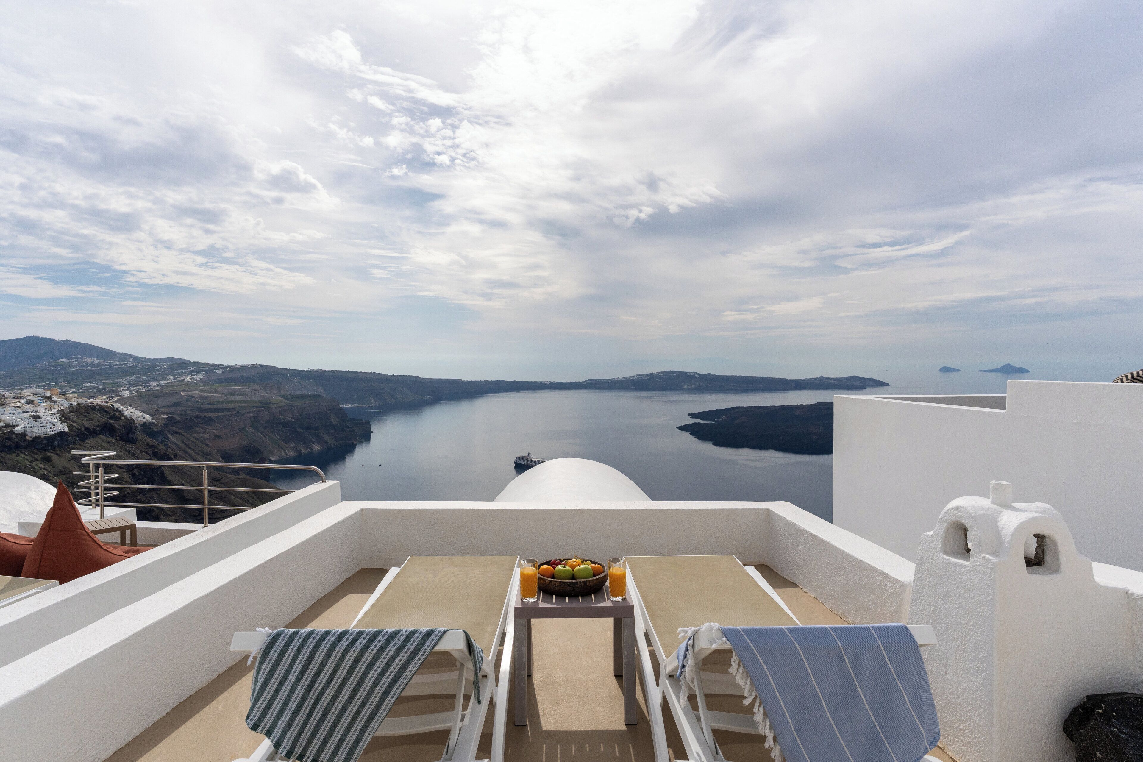 Traditional Suite with Caldera View | Terrace/patio
