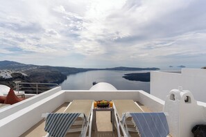Traditional Suite with Caldera View | Terrace/patio