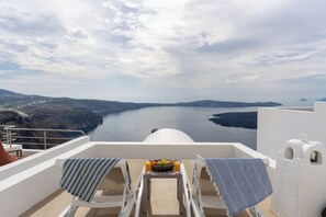 Traditional Suite with Caldera View | Teras/patio