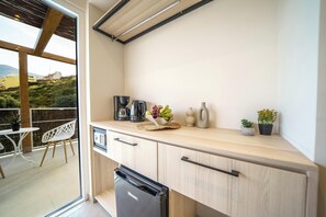 Suite ejecutiva, balcón, vista parcial al mar | Café y/o cafetera