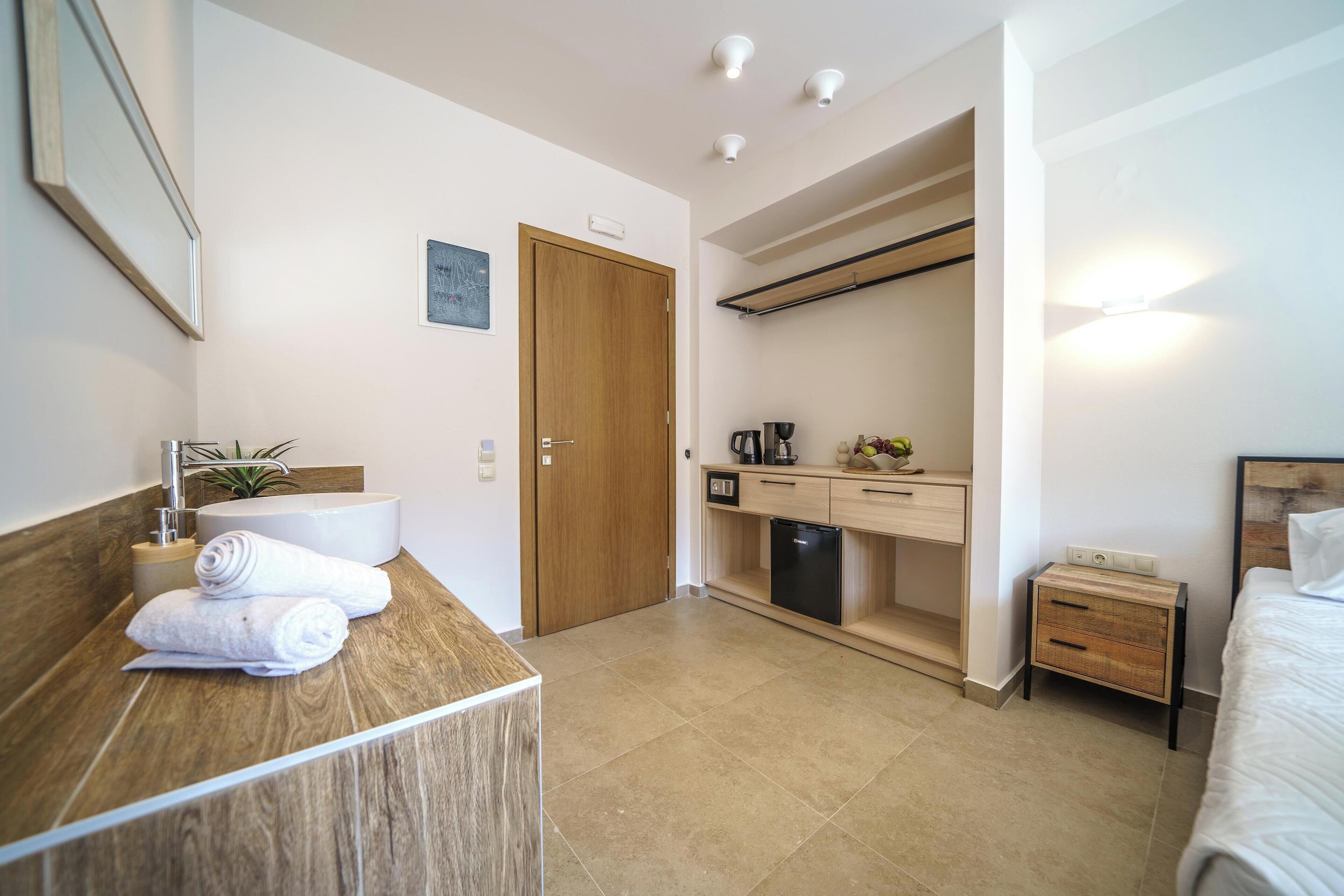 Ein modernes Badezimmer mit einem Holzkosmetikschrank, einem Waschbecken und einem Handtuch.