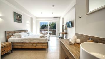 Suíte luxo, sacada, vista para a montanha | 1 quarto, roupas de cama de algodão egípcio, roupas de cama premium