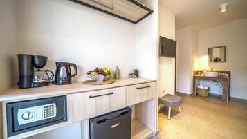 Executive Suite, Balcony, Partial Sea View | 1 bedroom, Egyptian cotton sheets, premium bedding, minibar