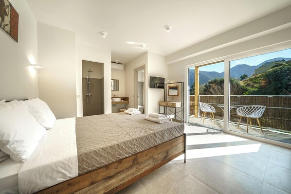 Suite superior, balcón, vista a la montaña | 1 habitación, sábanas de algodón egipcio y ropa de cama de alta calidad 