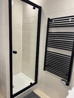 Douche, séchoir à cheveux, serviettes fournies, savon