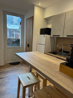 Réfrigérateur, micro-ondes, four, plaque de cuisson