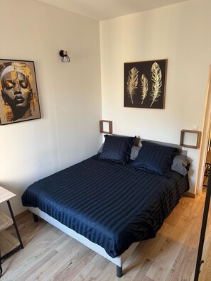 2 soverom, skrivebord, strykejern/-brett og reiseseng for barn