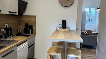 Cafetière/bouilloire, réfrigérateur, micro-ondes, four