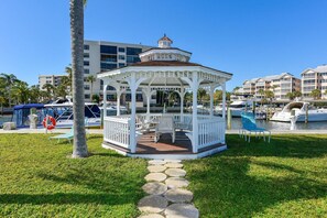Outdoor dining - Beautifully Renovated Ocean View Condo at Harbor Towers | Walk to Beach | Heated Pools & Tennis (Siesta Key)