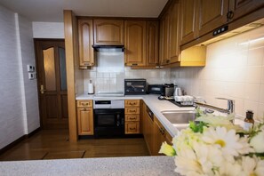 Presidential-sviitti | Yksityinen keittiö | Täysikokoinen jääkaappi, mikroaaltouuni, uuni, liesi