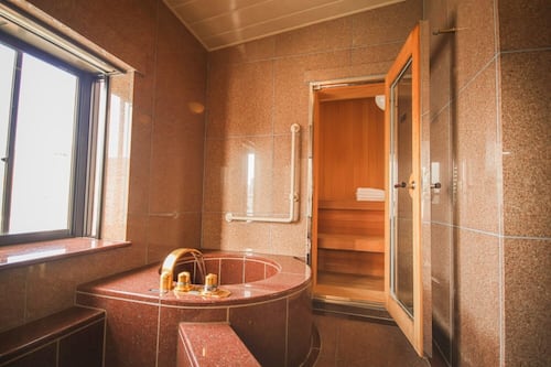 Executive Suite | Bathroom | Separate tub and shower, hair dryer, bathrobes, slippers