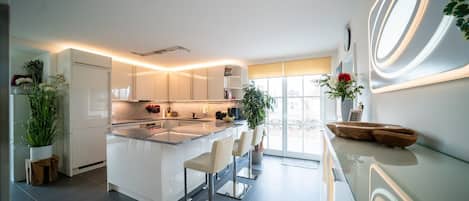 Een koelkast, een magnetron, een oven, een kookplaat