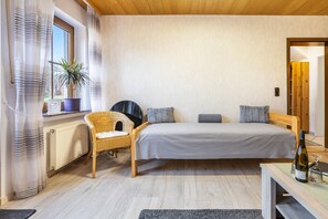 1 bedroom, free WiFi, bed sheets - Apartment '55qm' with Private Terrace, Private Garden and Wi-Fi (Herscheid)