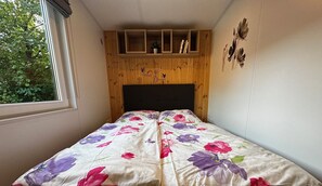 1 bedroom, bed sheets