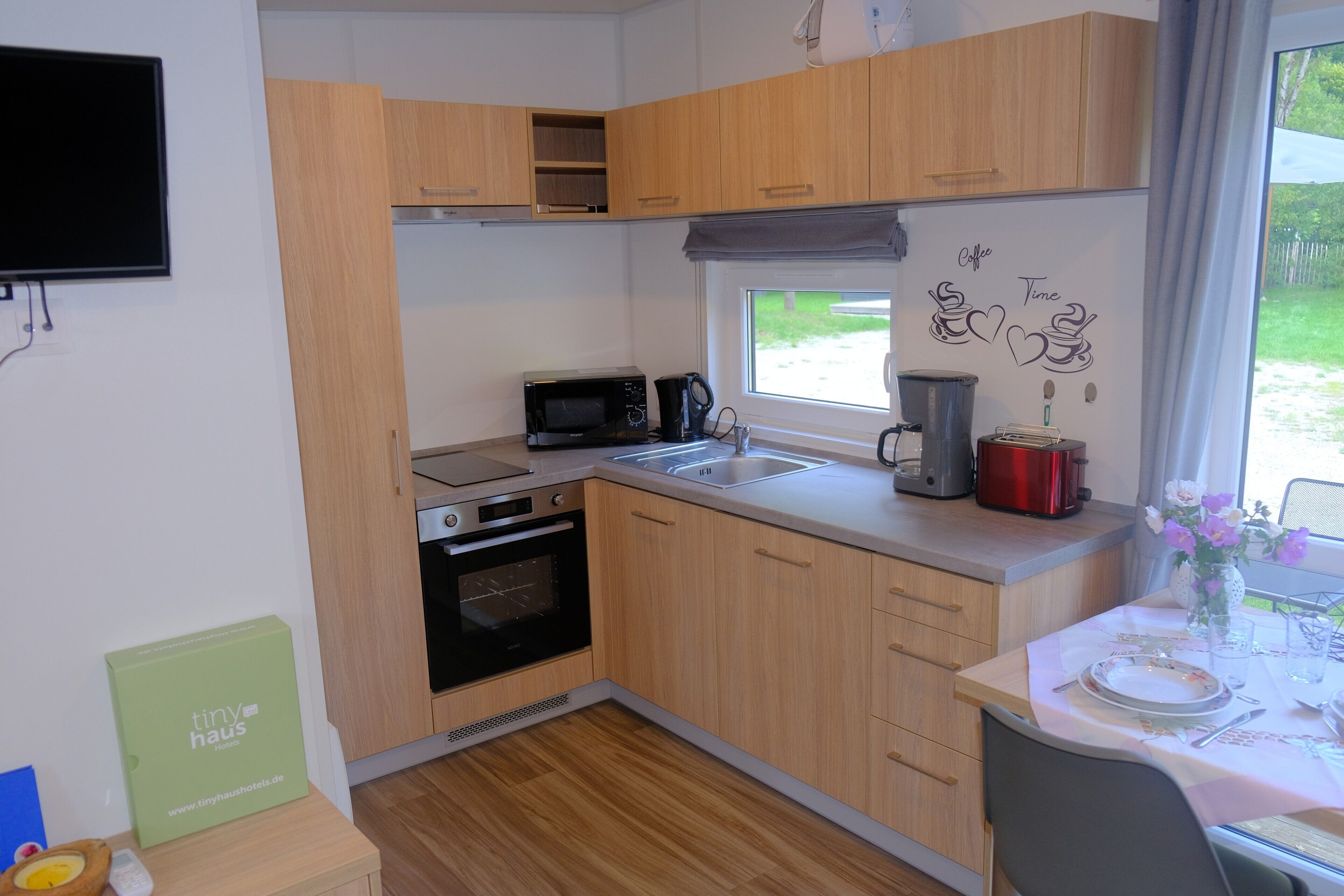 Kylskåp, mikrovågsugn, ugn och spishäll