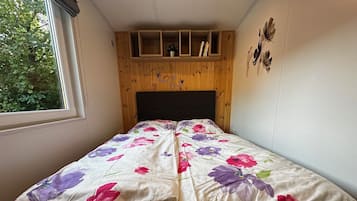 1 bedroom, bed sheets