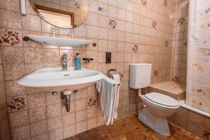 Dusche, Haartrockner, Handtücher