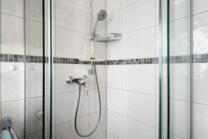 Shower, hair dryer, towels - Apartment 'Meersburg' with Lake View, Shared Garden and Wi-Fi (Hagnau am Bodensee)