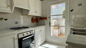 Kühlschrank, Ofen, Wasserkocher mit Kaffee-/Teezubehör