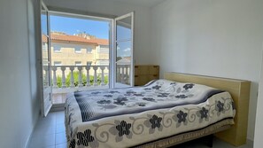 2 habitaciones, tabla de planchar con plancha y ropa de cama 