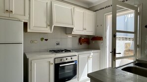 Kühlschrank, Ofen, Wasserkocher mit Kaffee-/Teezubehör