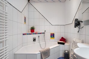 Een douche, een haardroger, handdoeken