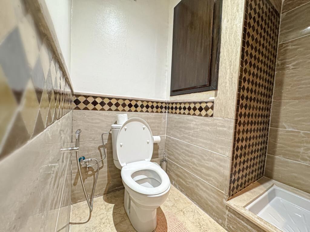 A bathroom with a toilet, shower, and bathtub.