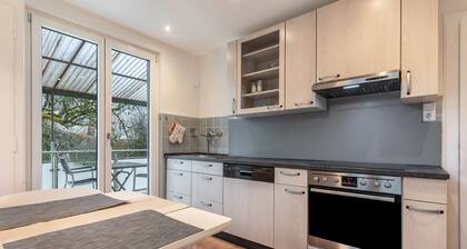 Appartement de vacances 'Im GrĂŒnen' avec terrasse privĂ©e, balcon et Wi-Fi