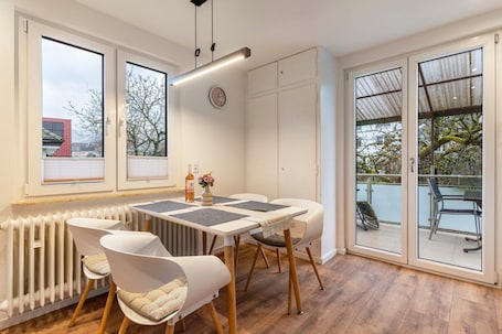 Speisen. Ferienwohnung 'Im Grünen' mit Privatterrasse, Balkon und Wi-Fi