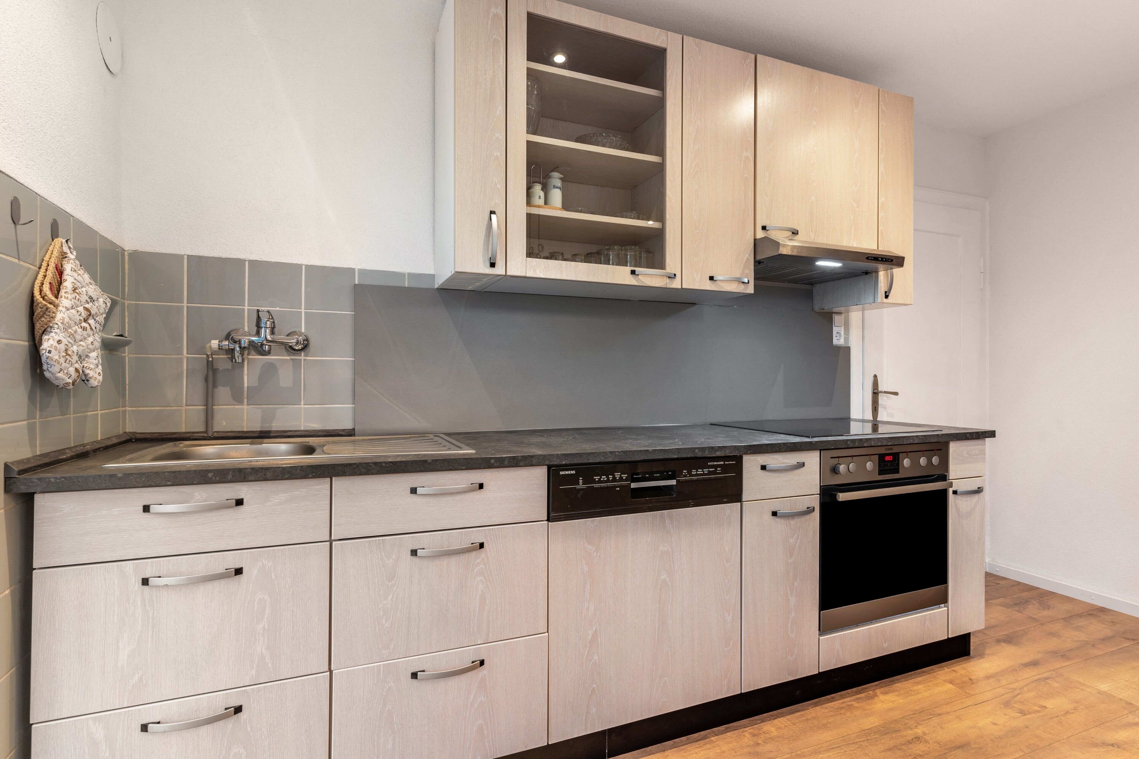 Frigorifero, forno, piano cottura, lavastoviglie