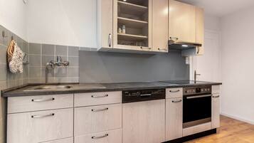 Frigorifero, forno, piano cottura, lavastoviglie