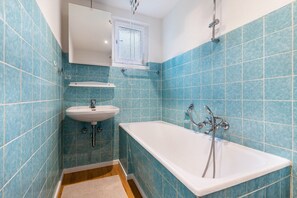 Regadera, secadora de cabello, toallas 