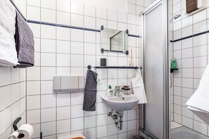 Ducha, secador de pelo, toallas