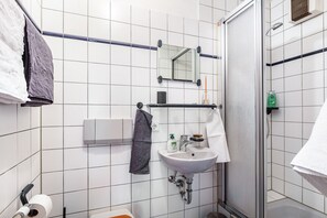 Suihku, hiustenkuivaaja, pyyhkeet