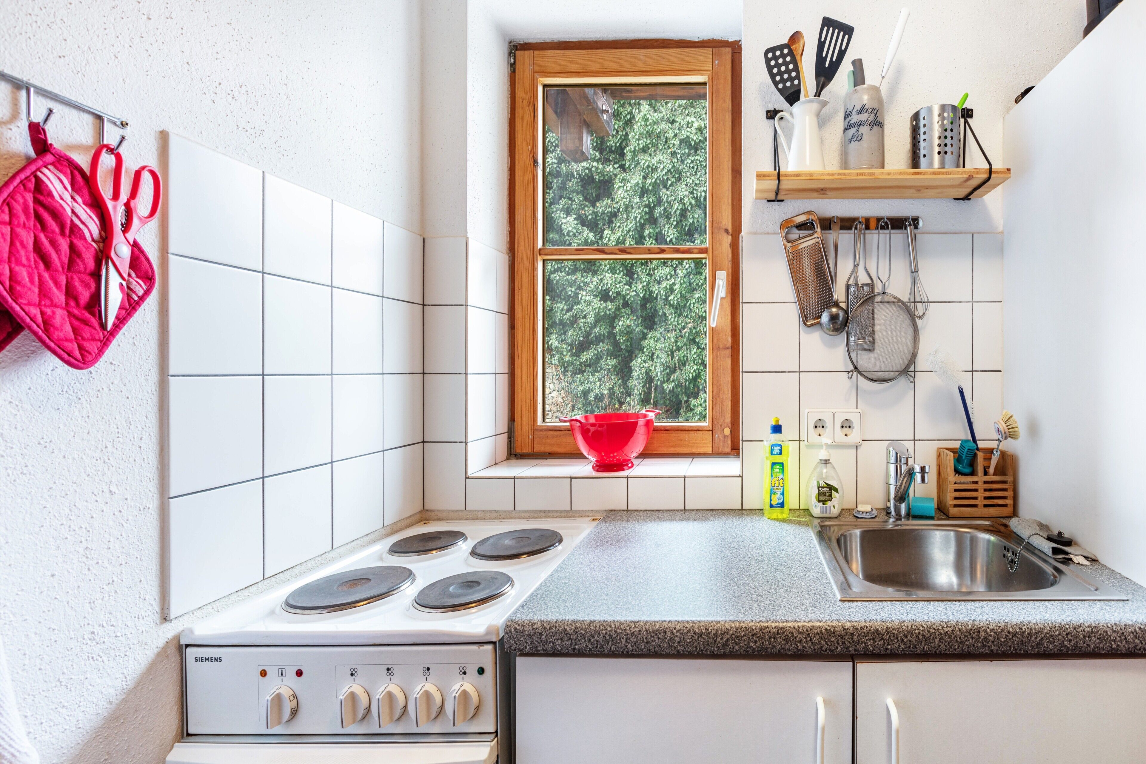 Fridge, oven, stovetop, coffee/tea maker