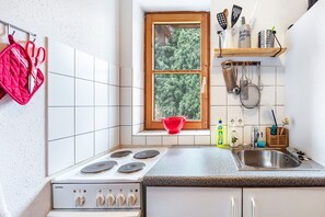 Kylskåp, ugn, spishäll och kaffe- och tebryggare