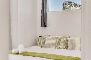 2 bedrooms, desk, iron/ironing board, WiFi - Cityscape 2BR I Parking I King Bed I Workspace (Dallas)