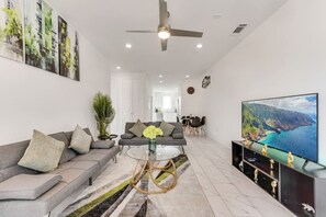 TV - Cityscape 2BR I Parking I King Bed I Workspace (Dallas)