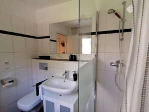 Dusche, Haartrockner, Handtücher