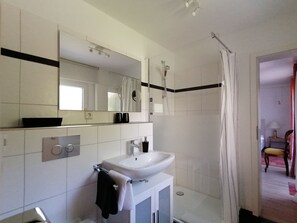 Dusj, hårføner og håndklær