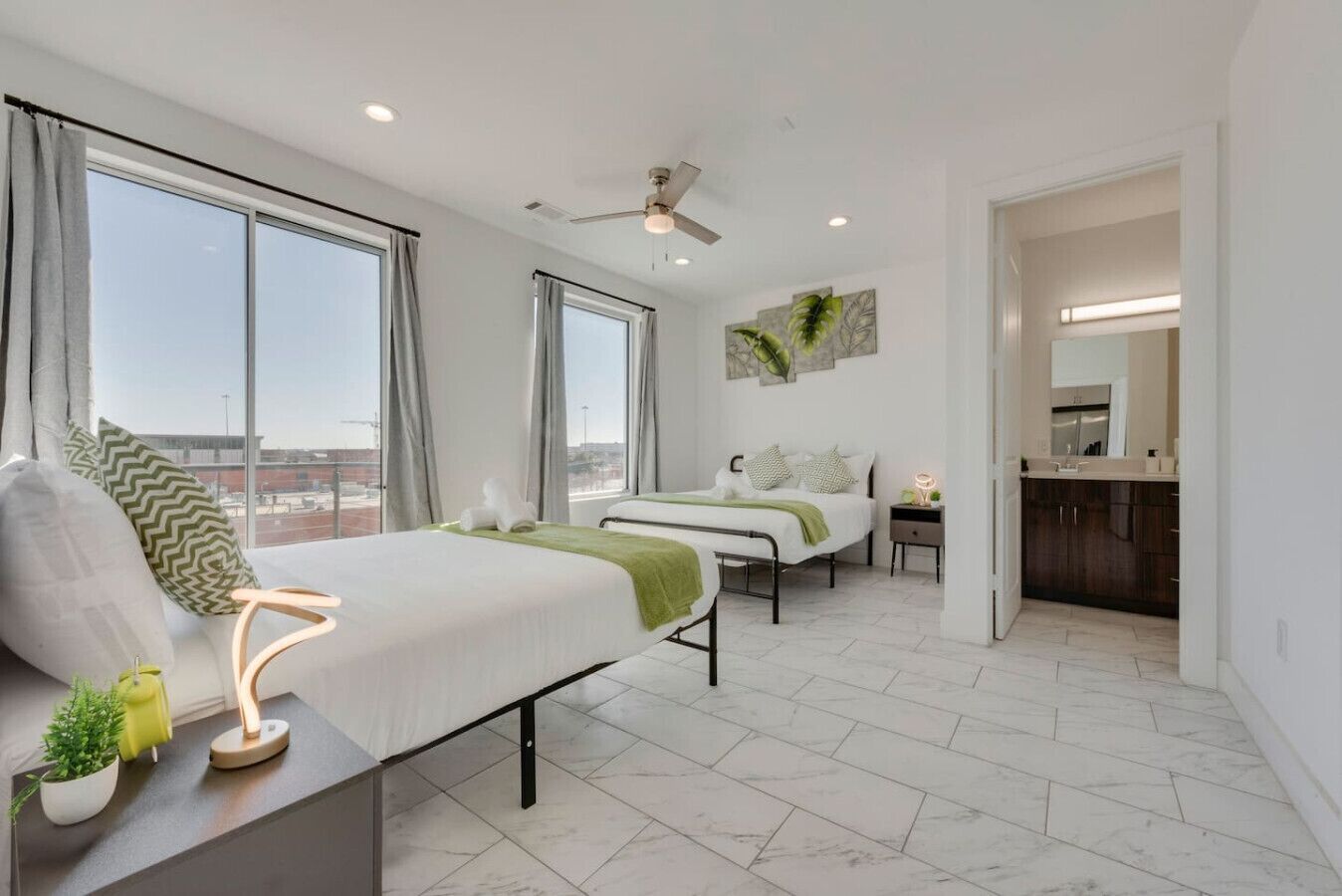 2 slaapkamers, een bureau, een strijkplank/strijkijzer, wifi