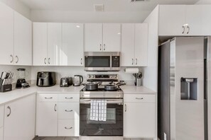 Fridge, microwave, oven, stovetop - Urban 2BR I Parking I King Bed I Workspace (Dallas)