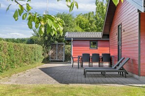 Outdoor dining - Scenic house on East Funen, 200m from the Belt (Frørup)