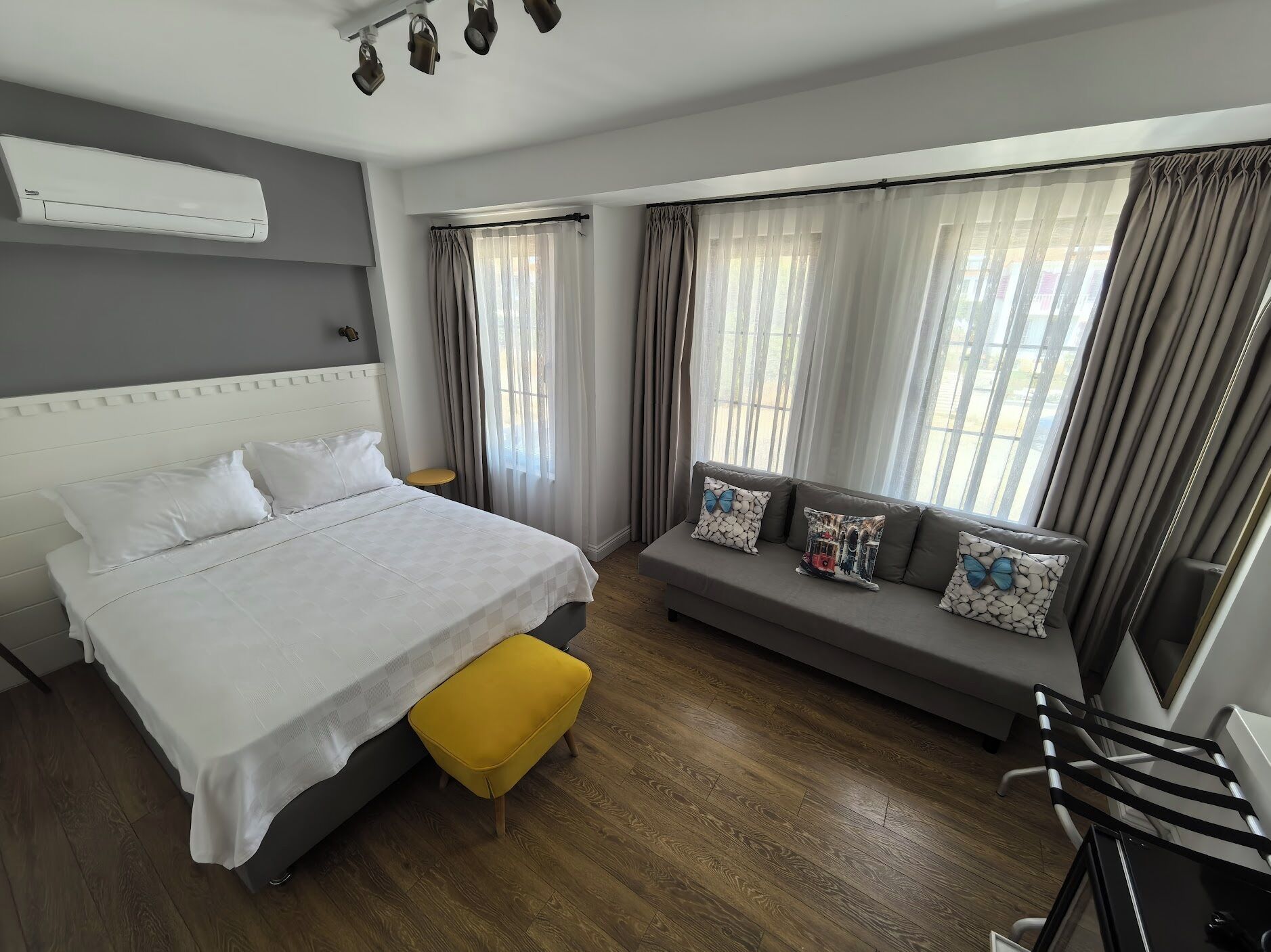 Chambre quadruple supérieure, non-fumeur, vue sur la ville | Minibar