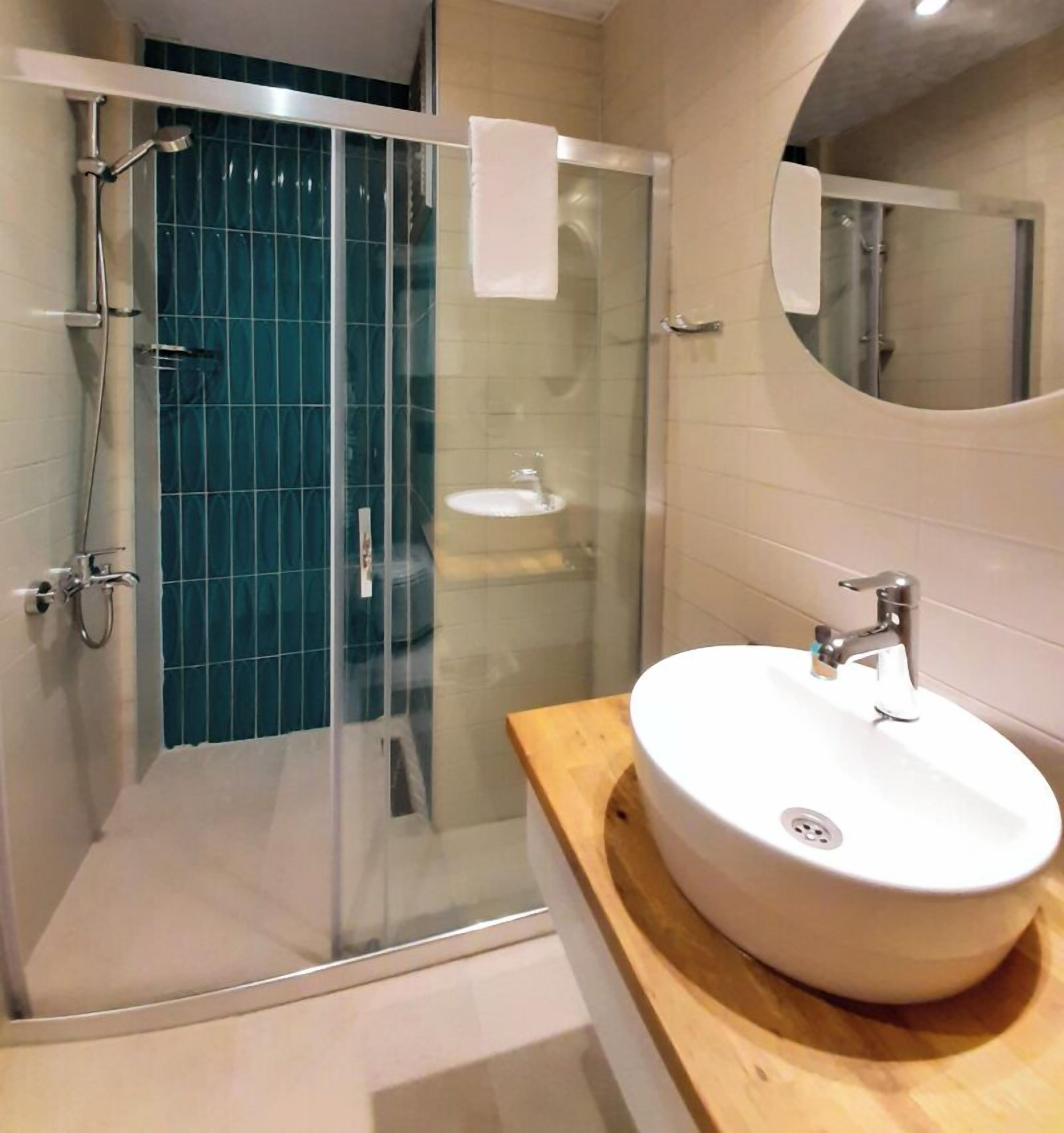 Ducha, secador de pelo, toallas, jabón