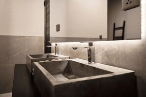 Luxury Villa, 3 Bedrooms | Bathroom | Rainfall showerhead, free toiletries, hair dryer, bidet - Villa Canggu (Canggu)