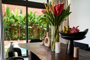 Luxury-Villa, 3 Schlafzimmer | Essbereich im Zimmer