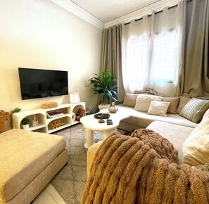 Smart TV - Dar Mimouna 🪬 Authentic & Modern + Hammam | Air Conditioning • Wifi (Marrakech)