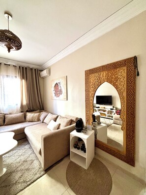 Smart TV - Dar Mimouna 🪬 Authentic & Modern + Hammam | Air Conditioning • Wifi (Marrakech)